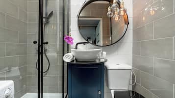 Apartment, 1 Bedroom, Kitchen | Bathroom | Shower, free toiletries, hair dryer, towels