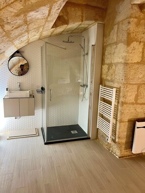 Dusche, Haartrockner, Handtücher, Seife