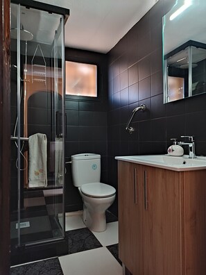 Douche, séchoir à cheveux, serviettes fournies, savon
