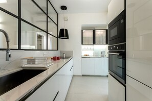 Kühlschrank, Mikrowelle, Ofen, Herdplatte