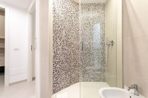 Douche, baignoire à remous, séchoir à cheveux, bidet