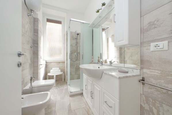 Douche, sèche-cheveux, bidet