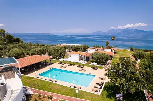 Seasonal outdoor pool - Blue Marine Village (Chalcis)