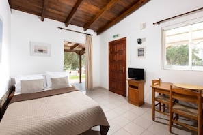 Habitación superior, vistas al jardín | Zona de estar | Una televisión