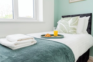 4 bedrooms, desk, iron/ironing board, WiFi - 4-Bed Haven in Fawley – Ideal for extended stays, work trips, or family getaways. Spacious, fully furnished, and well-equipped for comfort and convenience. Your perfect home away from home. (Totton)