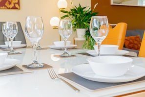 Dining - 4-Bed Haven in Fawley – Ideal for extended stays, work trips, or family getaways. Spacious, fully furnished, and well-equipped for comfort and convenience. Your perfect home away from home. (Totton)