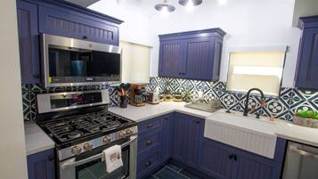 House, 1 Bedroom, Smoking | Private kitchen | Toaster, cookware/dishes/utensils