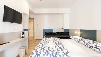 Superior driepersoonskamer | Een bureau, geluiddichte muren, een strijkplank/strijkijzer, gratis wifi