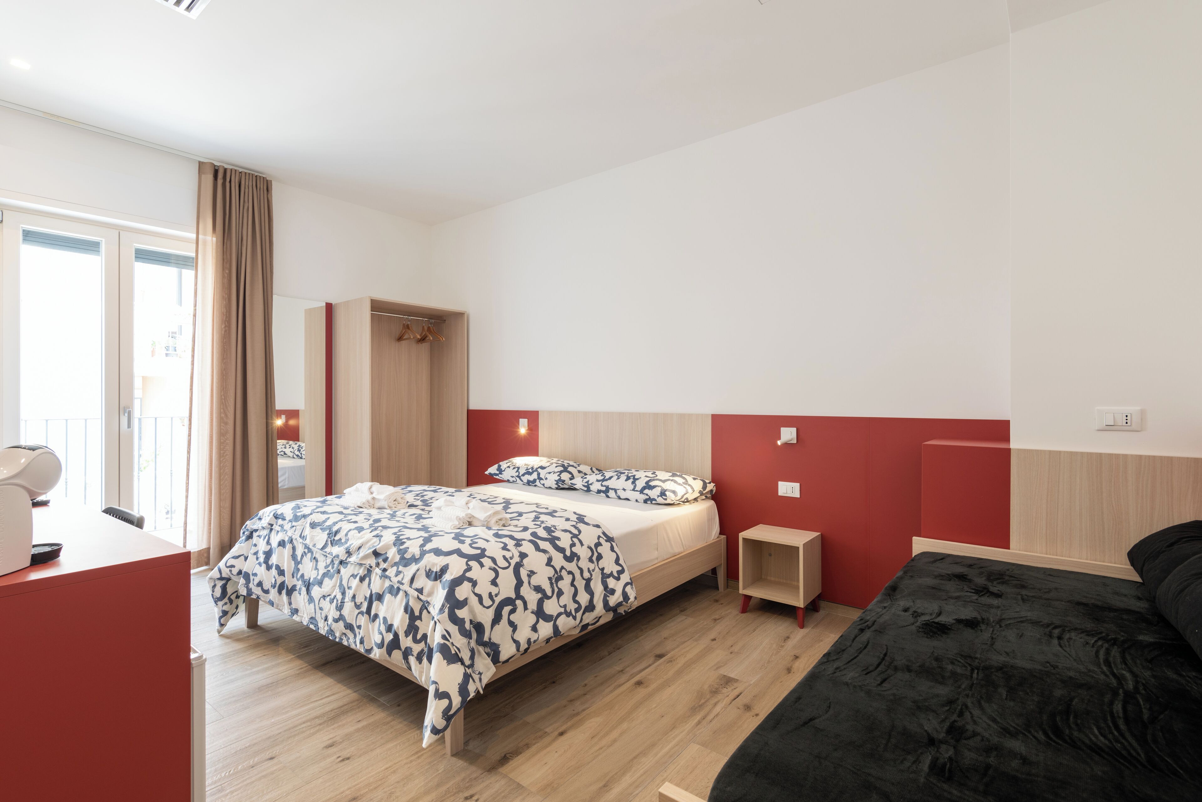 Un dormitorio moderno con cama, escritorio y armario.