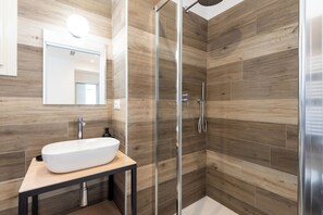 Dobbeltværelse | Badeværelse | Bruser, hårtørrer, bidet, håndklæder