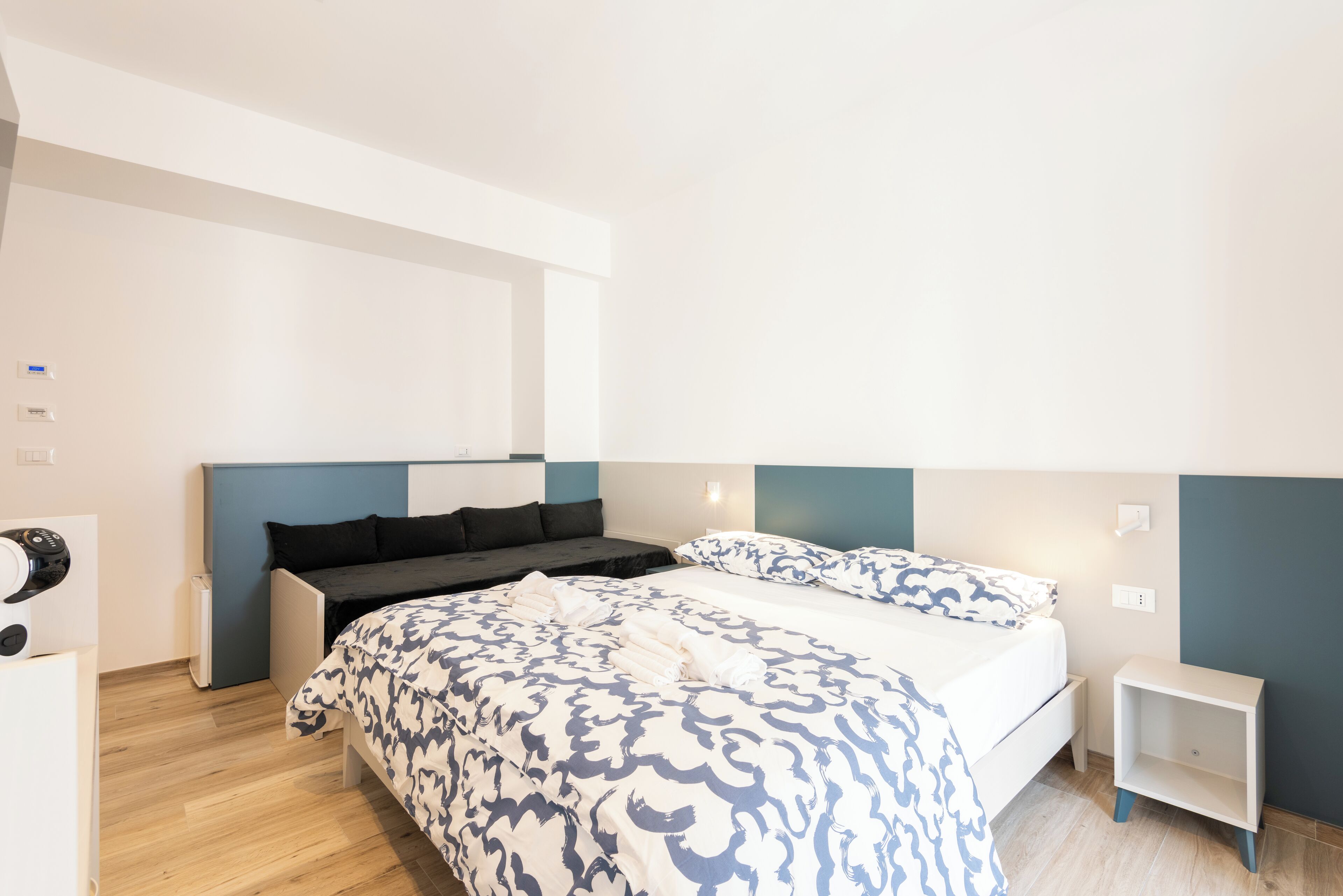 Superior driepersoonskamer | Een bureau, geluiddichte muren, een strijkplank/strijkijzer, gratis wifi