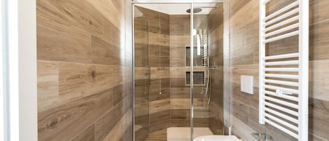 Superior Triple Room | Bathroom | Shower, hair dryer, bidet, towels