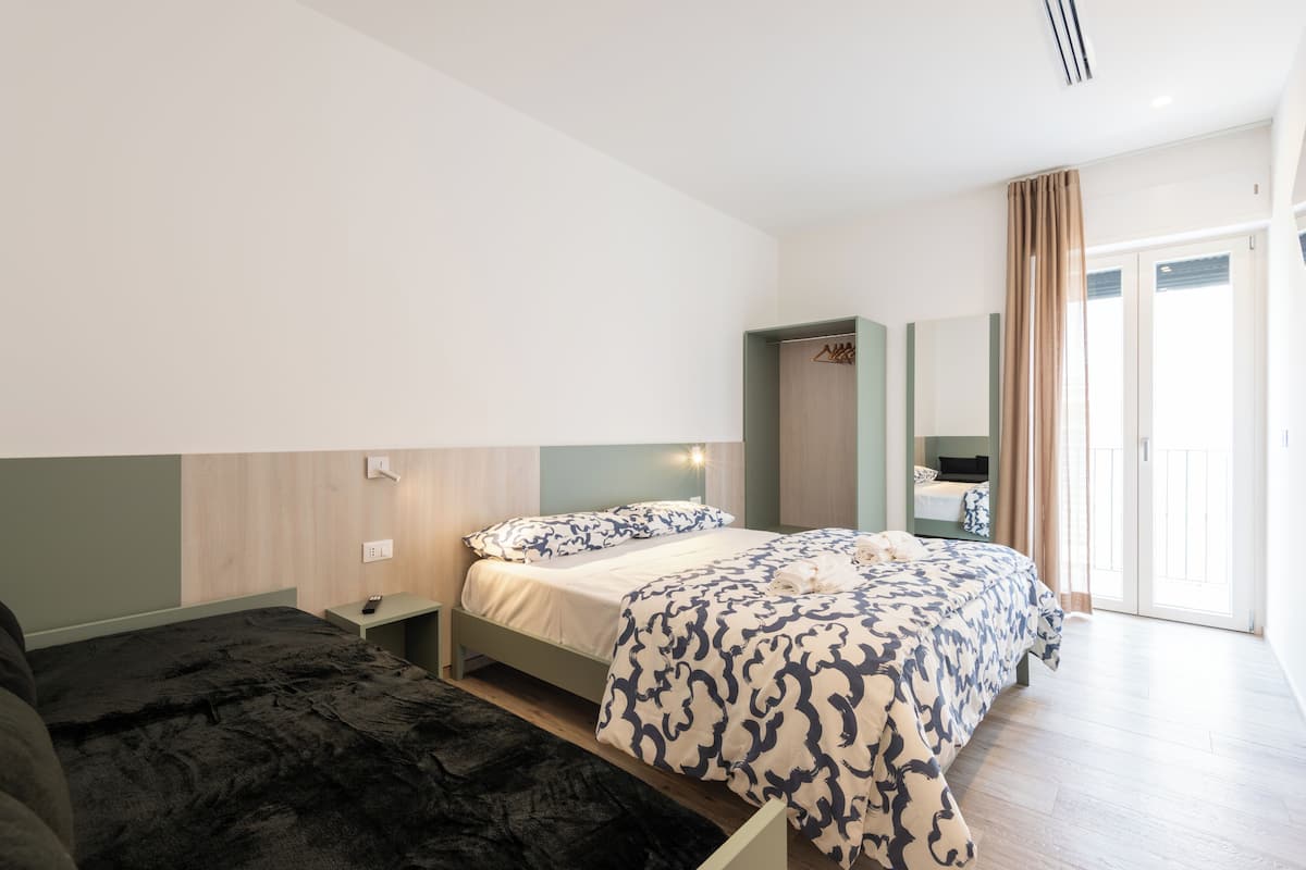 Ein modernes Schlafzimmer mit Bett, Nachttisch und Kleiderschrank.
