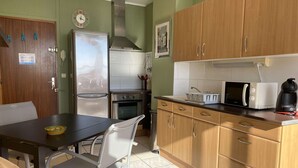 Een koffiezetapparaat/waterkoker, een koelkast, een magnetron, een oven