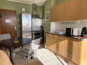 Frigorifero, microonde, forno, piano cottura