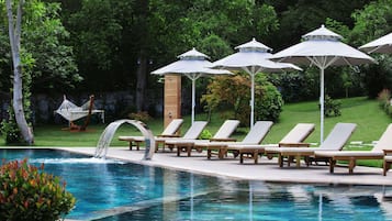 Kolam renang outdoor musiman