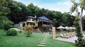 A large house with a stone facade, a balcony, and a well-maintained lawn. - Casa Giallo Managed By Dedeman (Sapanca)