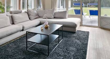 Spectacular Holiday-villa With Lounge-area and bar