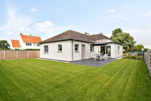 3 bedrooms, Internet - Spacious Bungalow With Garden Near the Beach sea (Middelkerke)