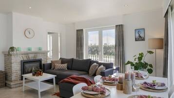 Apartment | 2 bedrooms, desk, Internet