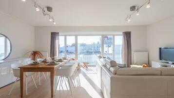 ์ํํธ | 3 ๊ฐ์ ์นจ์ค, ์ธํฐ๋ท