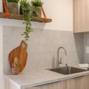 2 عدّة غرف نوم وخدمة الإنترنت