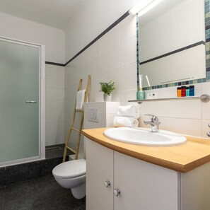 Apartment | Bathroom - Beautiful Spacious Studio With Frontal sea View (Knokke-Heist)