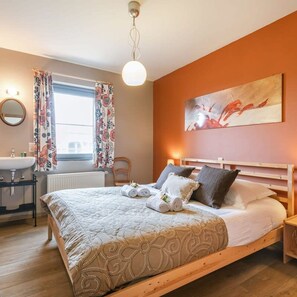 House, Accessible - Rustic Family Holiday Home for up to 8 People Located in the Green of the Countryside (Veurne)