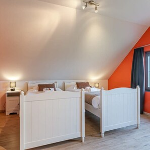 House, Accessible - Rustic Family Holiday Home for up to 8 People Located in the Green of the Countryside (Veurne)