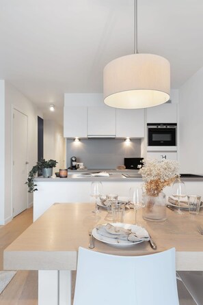 2 bedrooms, Internet - Centrally Located 2 Bedroom Apartment With Parking (Knokke-Heist)