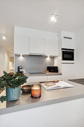 2 bedrooms, Internet - Centrally Located 2 Bedroom Apartment With Parking (Knokke-Heist)