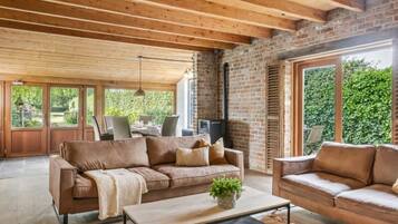 House | 4 bedrooms, desk, Internet