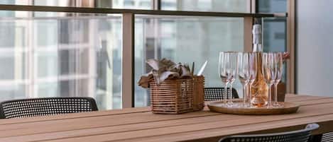 2 عدّة غرف نوم وخدمة الإنترنت