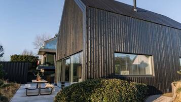 3 bedrooms, desk, Internet