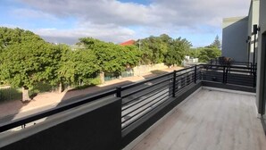 Classic Double or Twin Room, Mountain View | Balcony view - sunsetvistavilla (Cape Town)