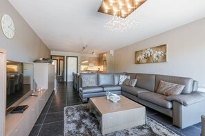 Apartment | 2 bedrooms, Internet - Bright Apartment With Parking Near the Beach (Bredene)