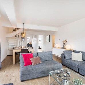 Lejlighed | 3 soveværelser, skrivebord, internet