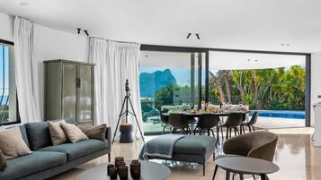 5 bedrooms, desk, Internet