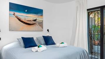 5 bedrooms, desk, Internet