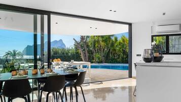 5 bedrooms, desk, Internet