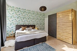 3 bedrooms, desk, Internet