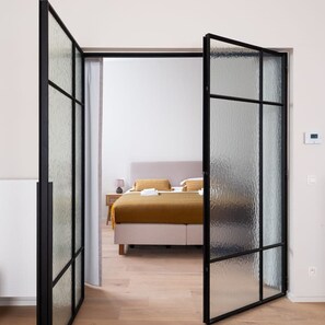 1 bedroom, Internet - Stylishly Renovated Apartment With City View (Ghent)