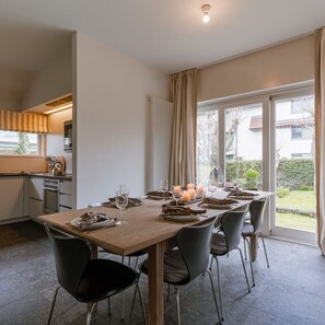 4 bedrooms, Internet - Cozy Spacious Villa Near the Coast in Koksijde (Koksijde)
