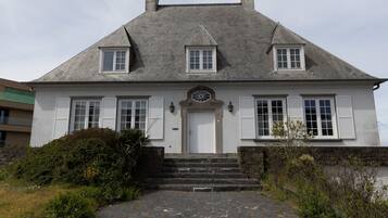 5 bedrooms, desk, Internet