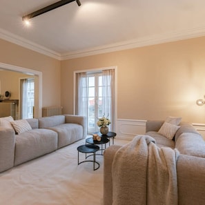 5 habitaciones, escritorio y acceso a internet 