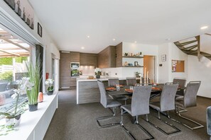6 bedrooms, desk, Internet
