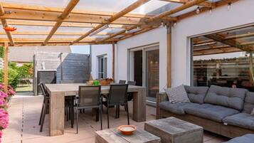 House | 6 bedrooms, desk, Internet