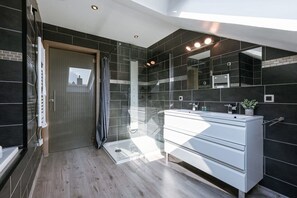 House | 6 bedrooms, desk, Internet
