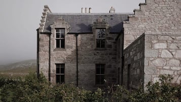 9 bedrooms, desk, iron/ironing board, Internet