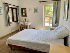 3 Schlafzimmer, Schreibtisch, Bügeleisen/Bügelbrett, WLAN